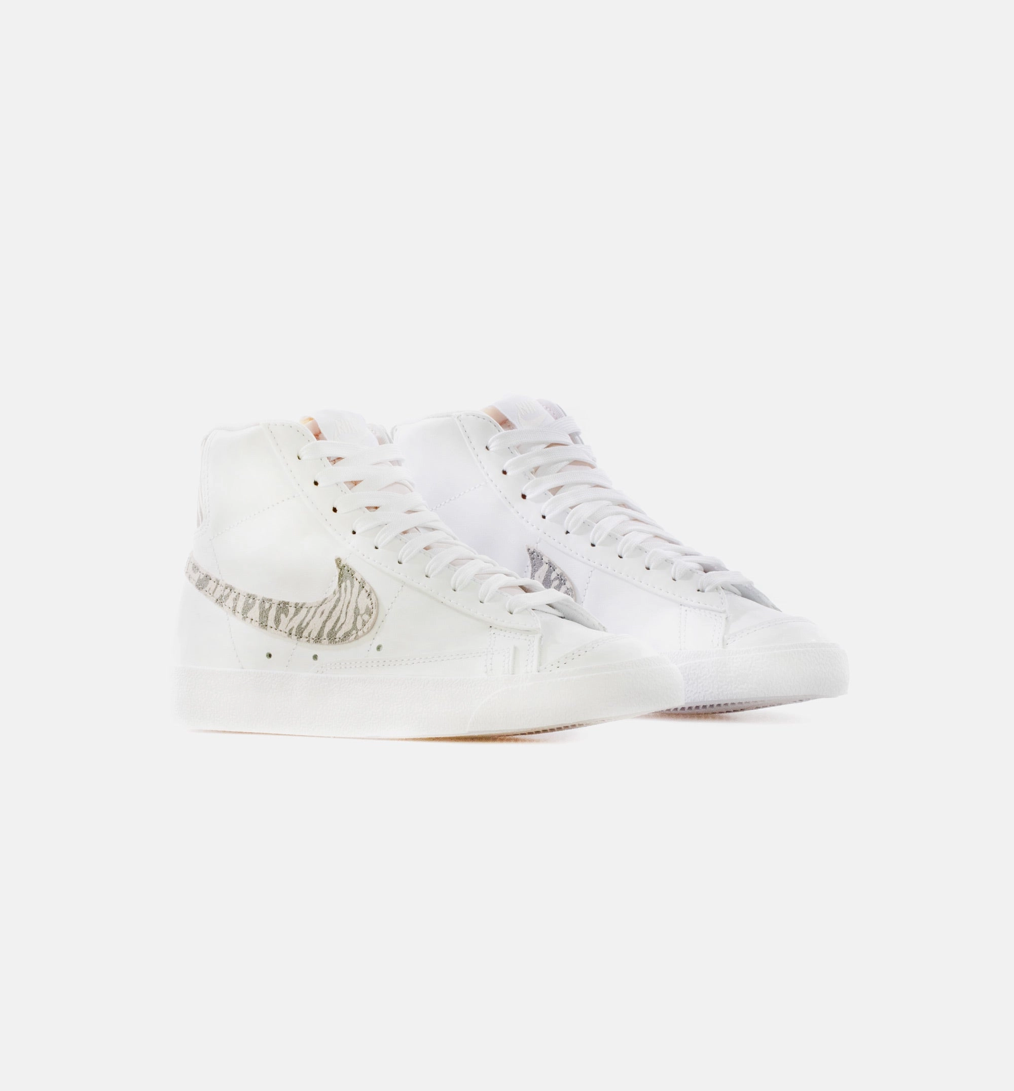 Blazer Mid '77 SE Womens Lifestyle Shoe - White/Particle Grey/Black/Summit White